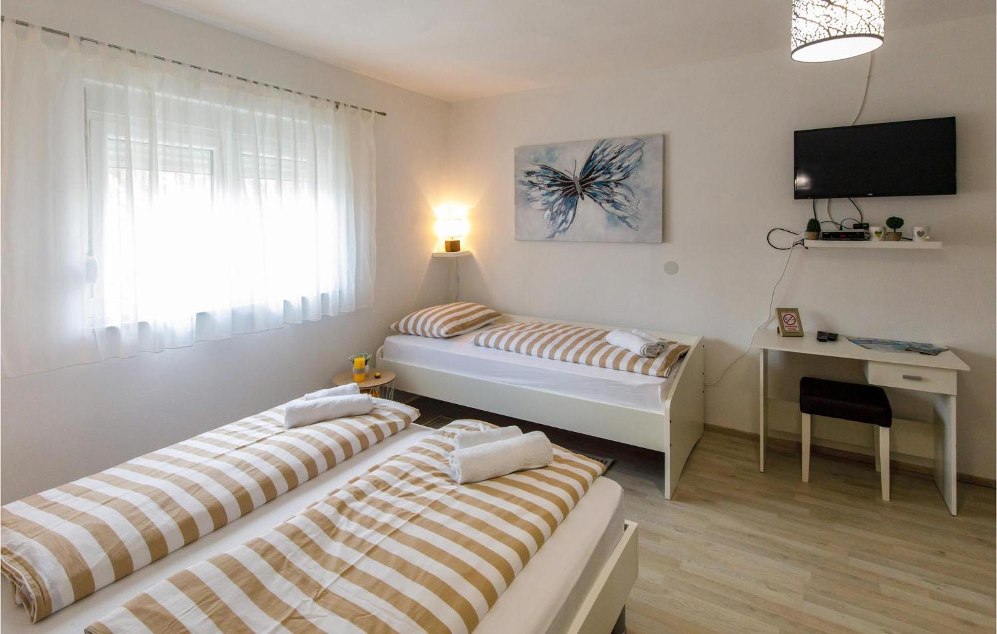Gorgeous Home In Knin With Kitchen Kovacic Luaran gambar